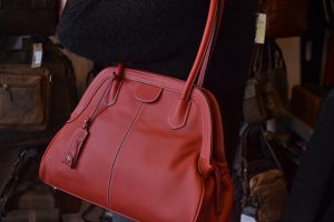 sac-en-cuir-picard-couleur-framboise-apparatchik-rue-de-la-coupe-mons